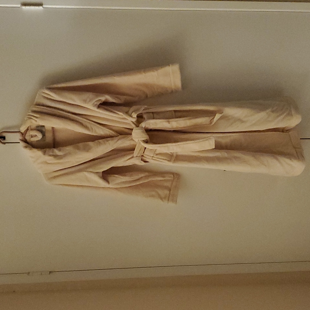 Ladies silky bath robe, long sleeve, ankle lenght. Medium. Cream color.